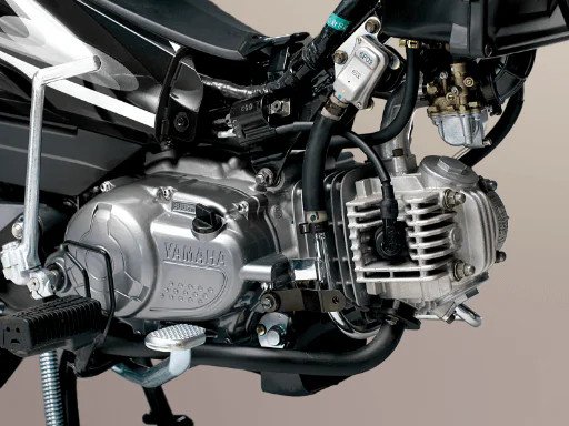 Hình ảnh động cơ bền bỉ của xe Yamaha Sirius, nhấn mạnh hiệu suất và tiết kiệm nhiên liệu