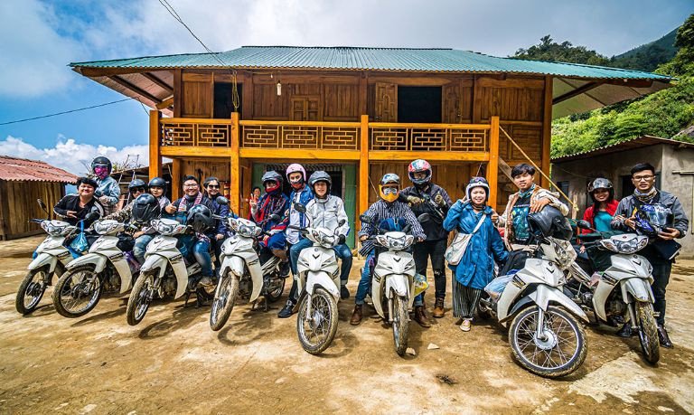 Hình ảnh du khách chụp ảnh check-in tại một danh thắng đẹp ở Mũi Né bằng xe máy đỗ bên cạnh