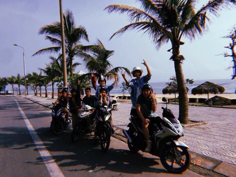 Hình ảnh du khách đang kiểm tra kỹ lưỡng chiếc xe máy trước khi khởi hành