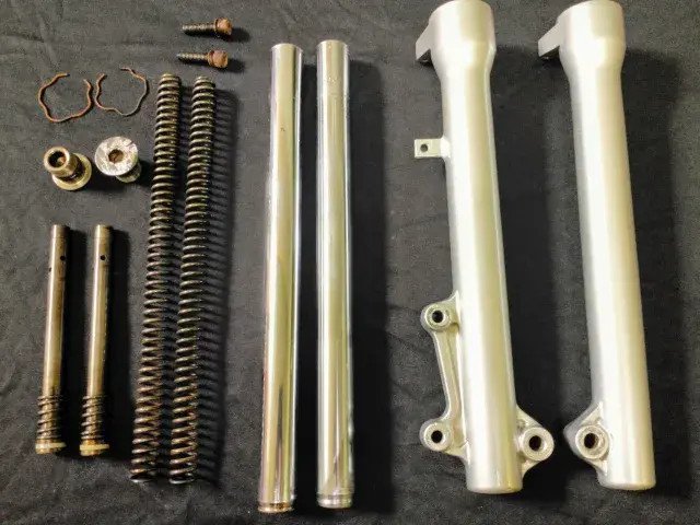 Hình ảnh dụng cụ chuẩn bị để phục hồi phuộc nhún xe máy