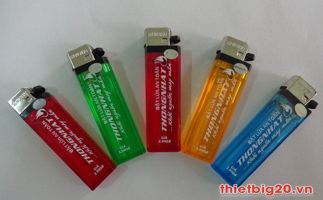 Hình ảnh dụng cụ được sử dụng để làm mềm và dán decal lên xe