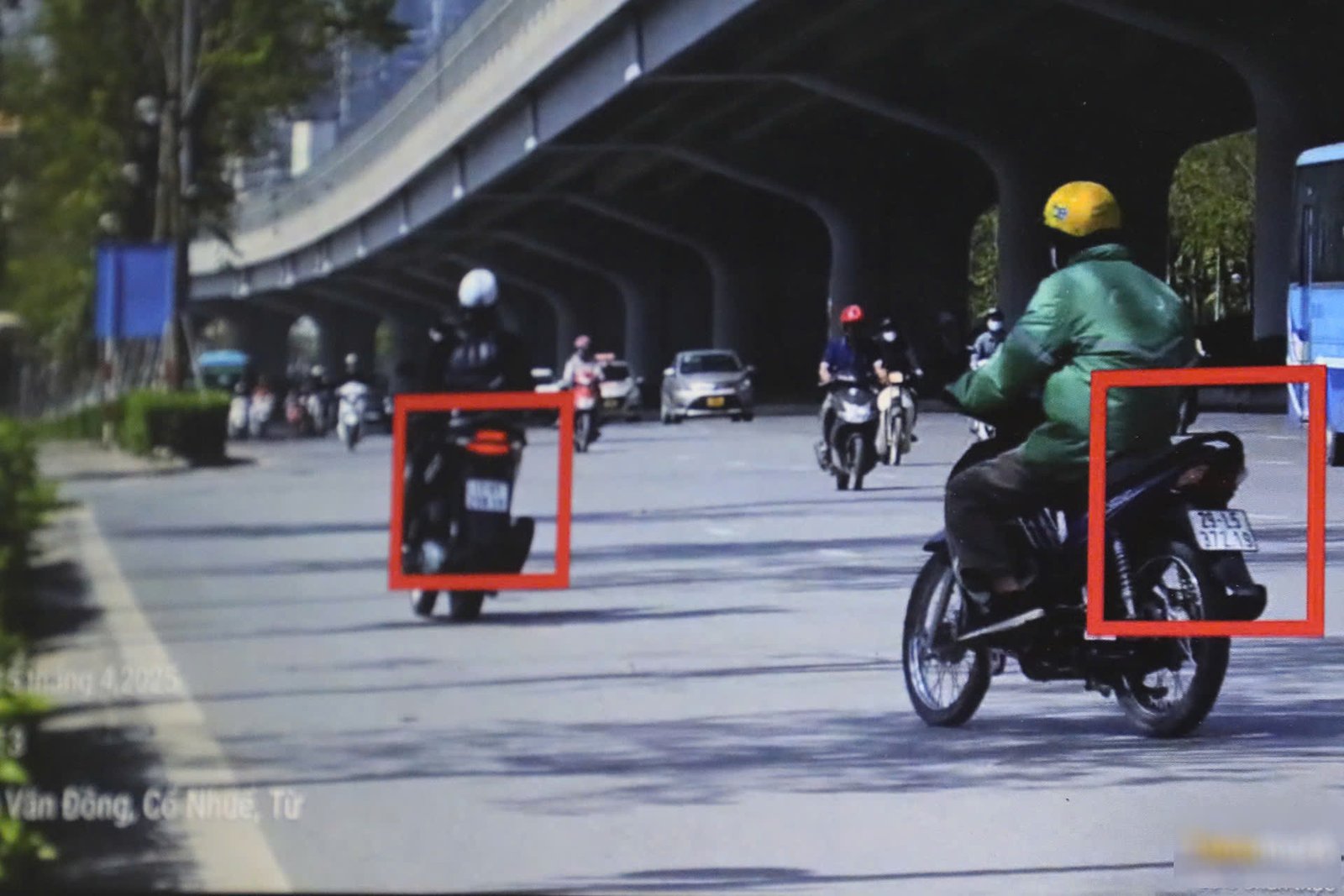 Hình ảnh ghi nhận xe máy vi phạm luật giao thông trên đường phố Hà Nội