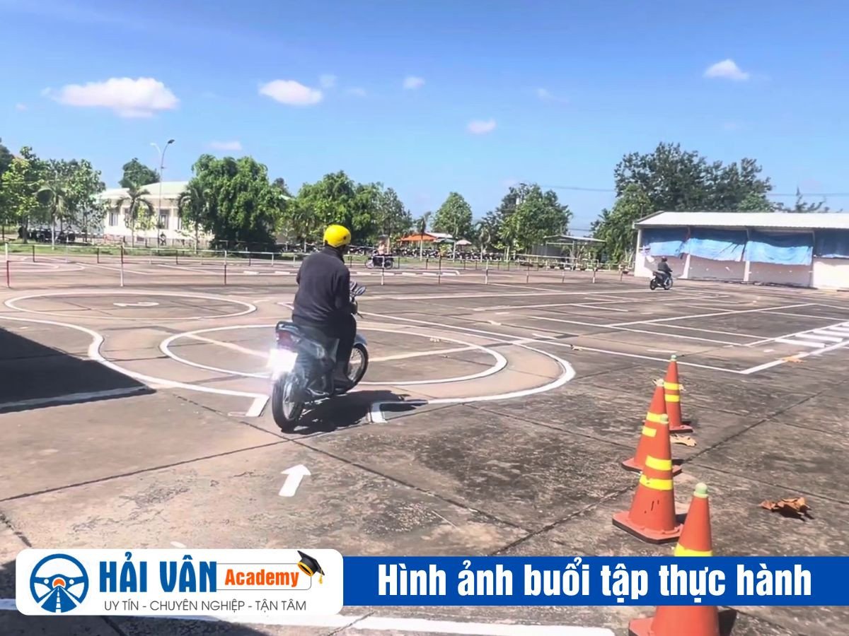 Hình ảnh giáo viên hướng dẫn học viên kỹ thuật lái xe máy an toàn