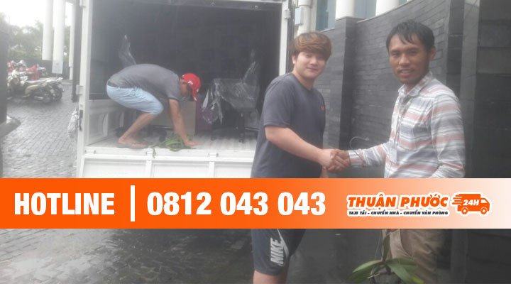 Hình ảnh hai người đang bắt tay hợp tác, tượng trưng cho sự tin tưởng và giao dịch thành công