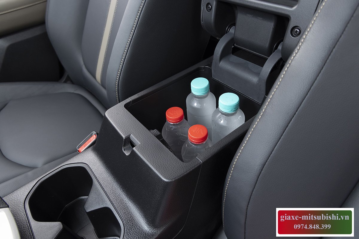 Hình ảnh hàng ghế sau Xforce với các cổng sạc tiện lợi