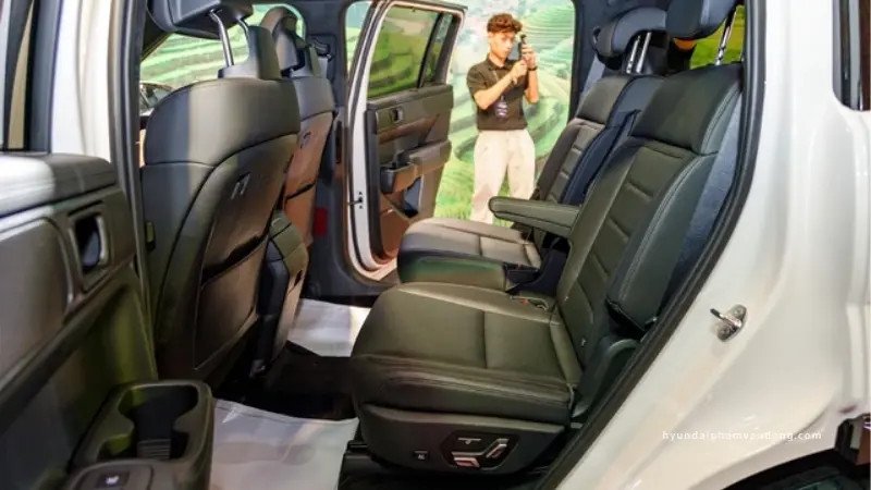 Hình ảnh hàng ghế thứ ba của SantaFe 2025 được gập phẳng để tăng không gian hành lý