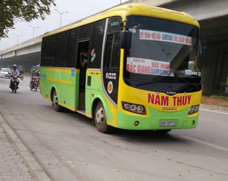 Hình ảnh hành khách đang chờ đợi tại bến xe