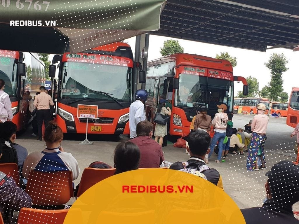 Hình ảnh hành khách đang làm thủ tục tại quầy vé của nhà xe Phương Trang ở Cần Thơ