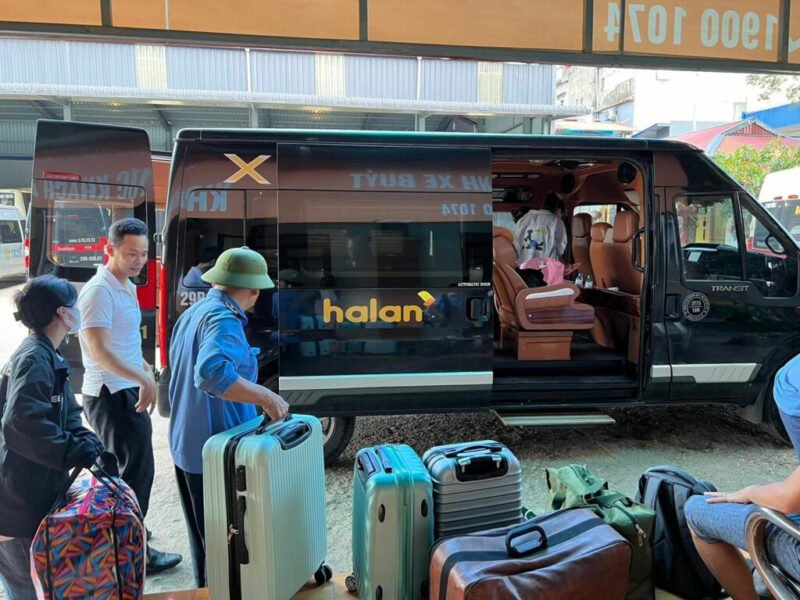 Hình ảnh hành khách đang lên một chiếc xe khách chất lượng cao tại điểm đón của nhà xe