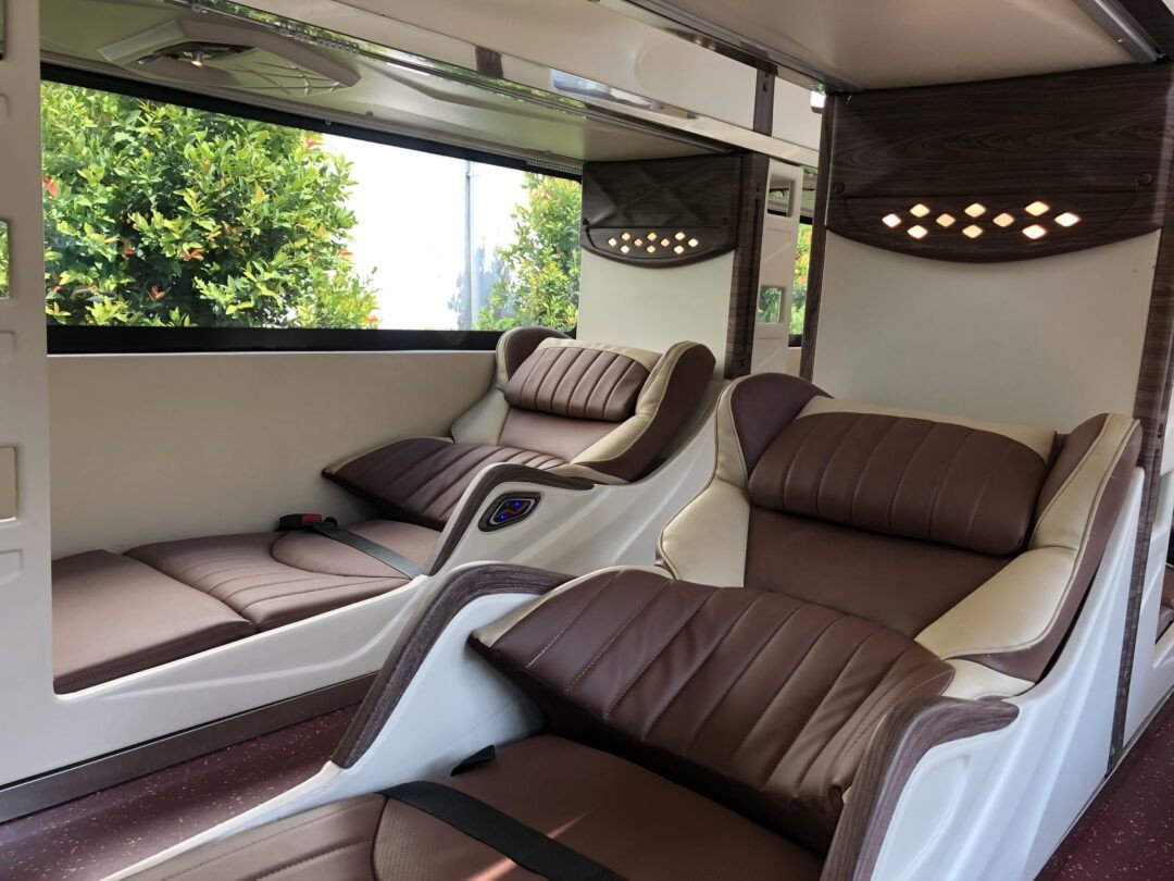 Hình ảnh hành khách đang nghỉ ngơi thoải mái trên giường nằm limousine của Liên Hưng, thể hiện sự yên tĩnh và riêng tư