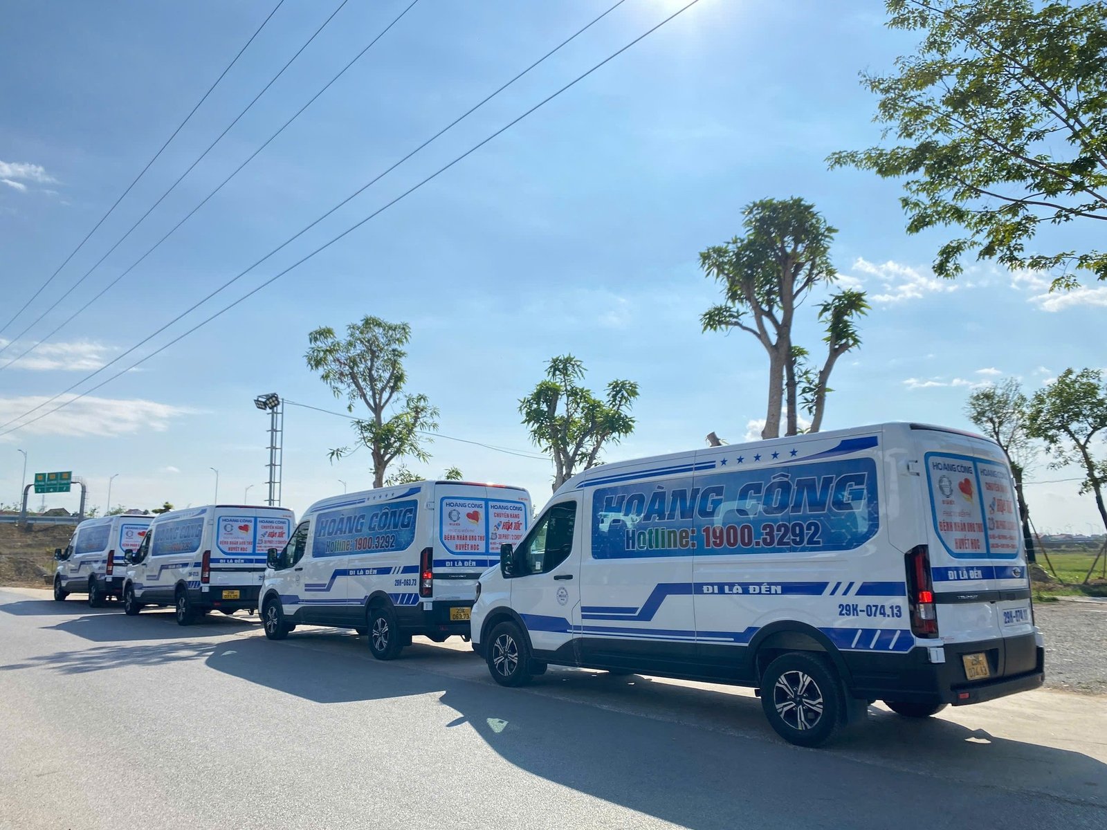 Hình ảnh hành khách đang ngồi thư giãn trên ghế limousine của Hoàng Công