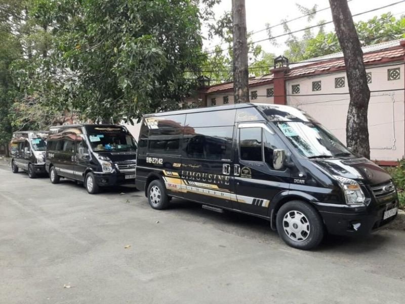 Hình ảnh hành khách đang thoải mái sử dụng điện thoại hoặc nghỉ ngơi trên ghế limousine rộng rãi