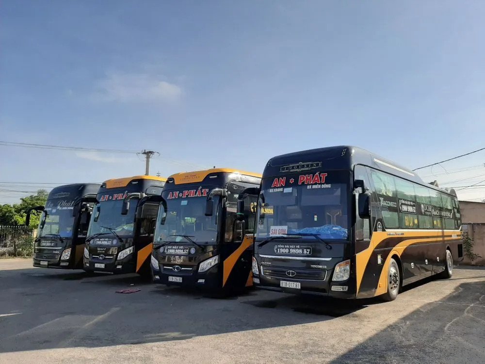 Hình ảnh hành khách lên xe khách tại văn phòng trung chuyển