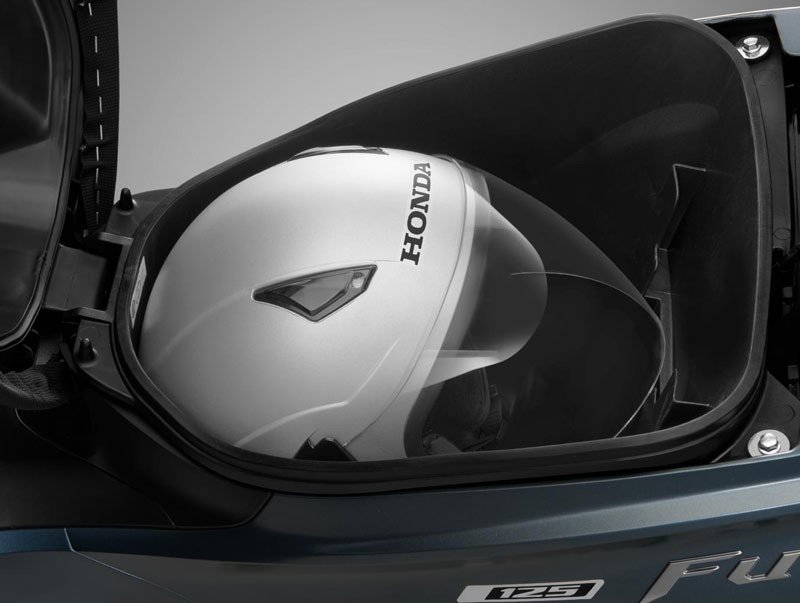 Hình ảnh hộc chứa đồ rộng rãi dưới yên xe Future 125 FI