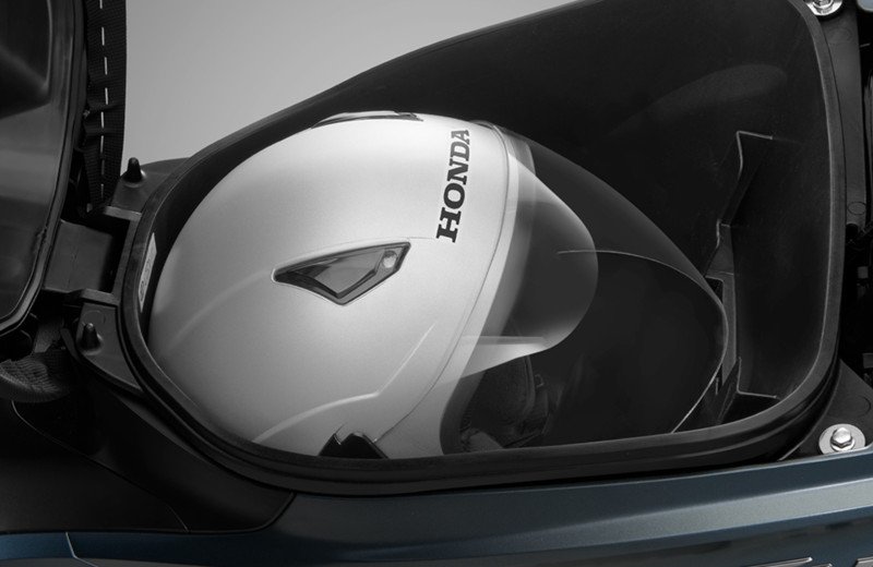 Hình ảnh hộc chứa đồ rộng rãi dưới yên xe Honda Future, minh họa tính tiện dụng