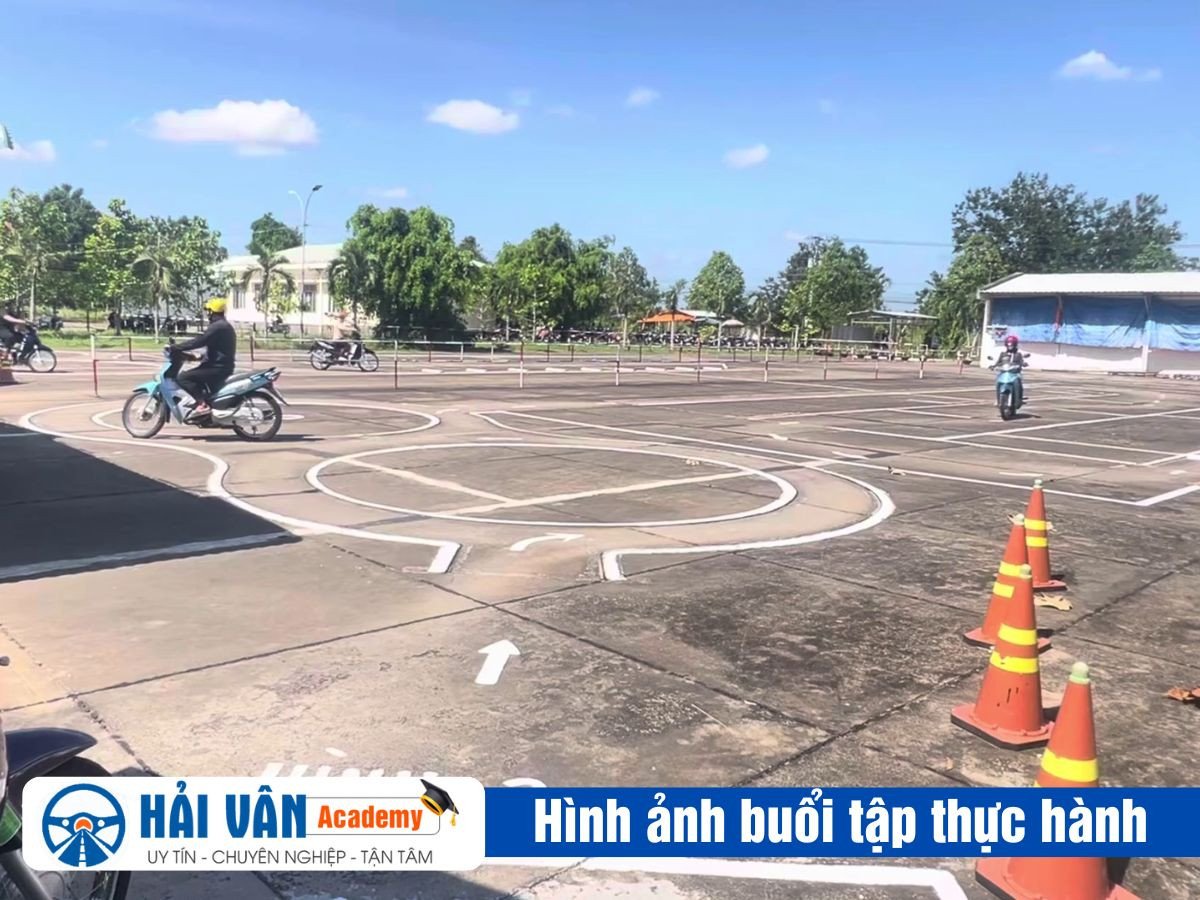 Hình ảnh học viên thực hành lái xe máy trên sân thi chuẩn tại Hà Tĩnh