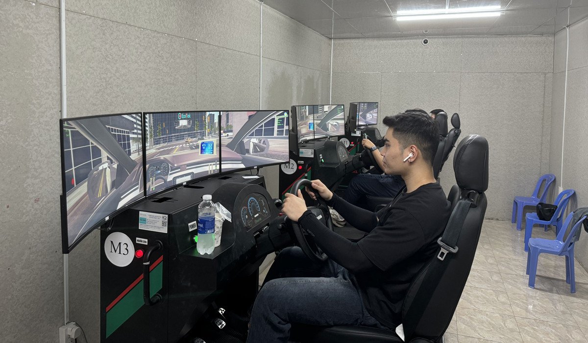 Hình ảnh học viên thực hành lái xe trên cabin mô phỏng 3D