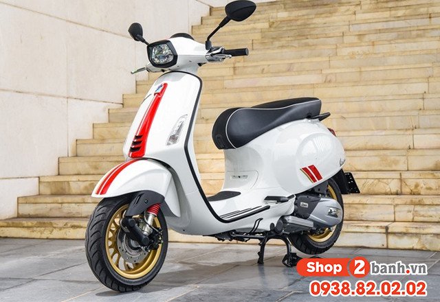 Hình ảnh hướng dẫn cách đạp chân để kích hoạt chân chống giữa xe máy