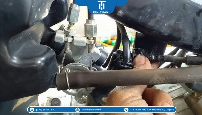 Hình ảnh hướng dẫn mở khóa xăng trên xe số