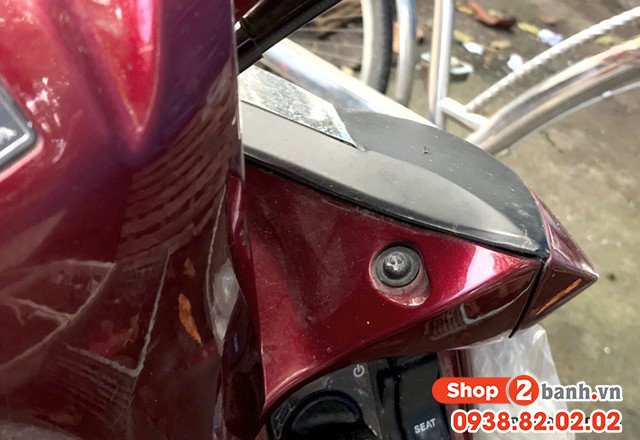 Hình ảnh hướng dẫn tháo ốc cố định mặt nạ trước của xe Vision