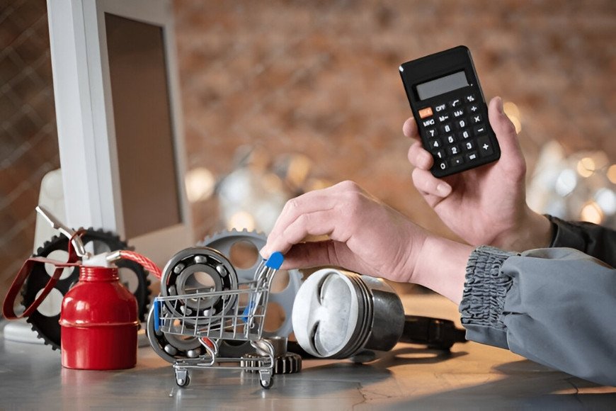 Hình ảnh khách hàng đang kiểm tra tem chống hàng giả trên bao bì phụ tùng xe máy