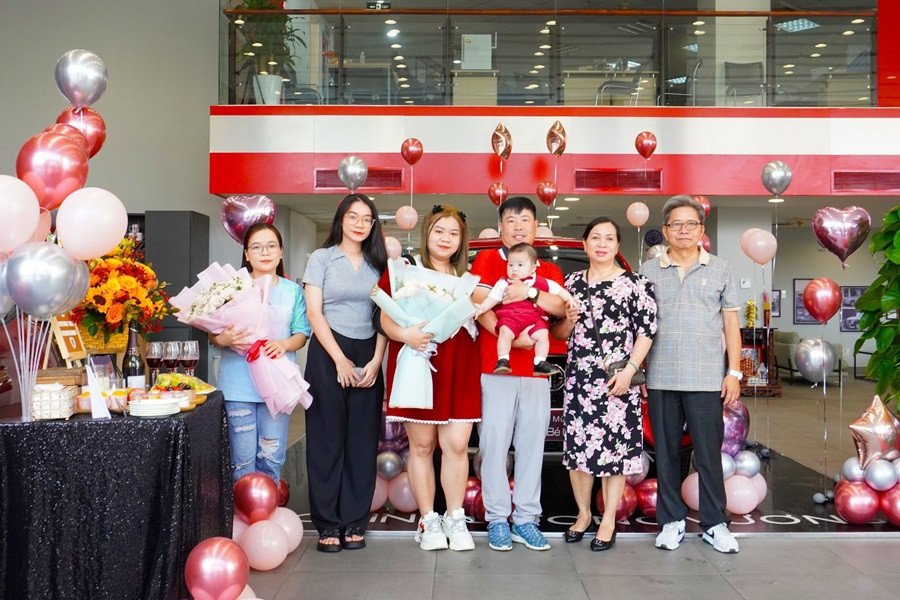 Hình ảnh khách hàng đang xem các ưu đãi khi mua xe MG ZS