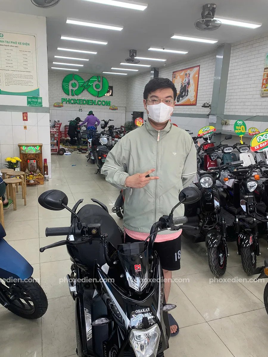 Hình ảnh khách hàng nhận xe Osakar Xmen Pro tại showroom