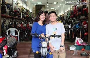 Hình ảnh khách hàng trải nghiệm xe điện tại đại lý