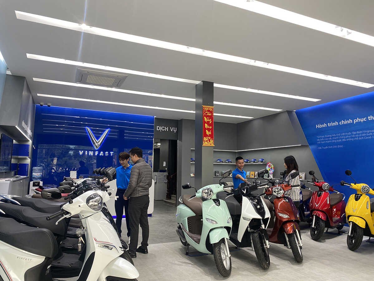 Hình ảnh khách hàng xem xét kỹ lưỡng các linh kiện của xe điện VinFast