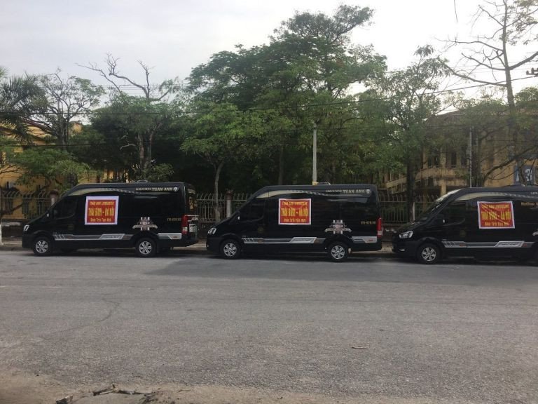 Hình ảnh khoang hành lý của xe limousine, thể hiện không gian hạn chế