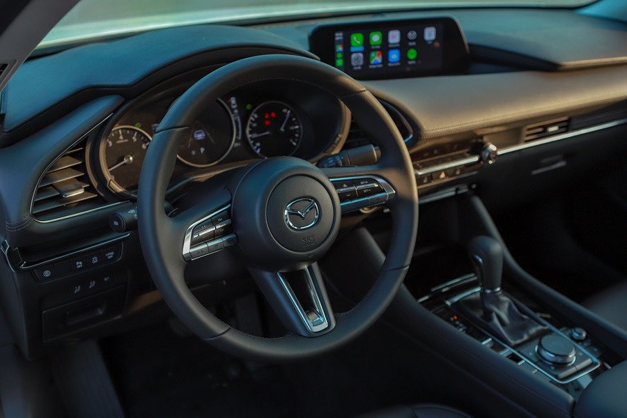 Hình ảnh khoang lái của Mazda 3 với màn hình HUD