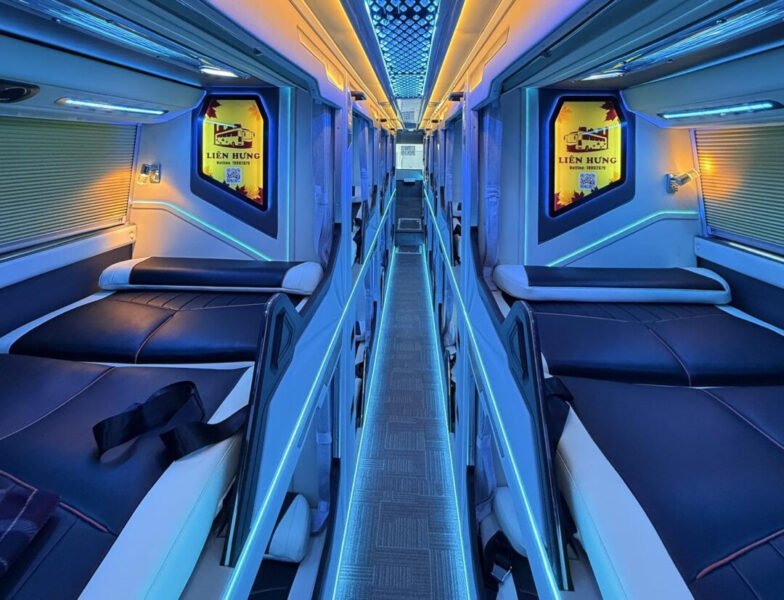 Hình ảnh khoang xe giường nằm Liên Hưng với không gian rộng rãi và giường được sắp xếp gọn gàng
