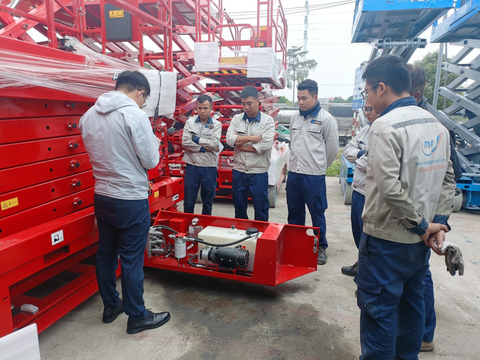 Hình ảnh kiểm tra chi tiết một chiếc xe nâng cũ