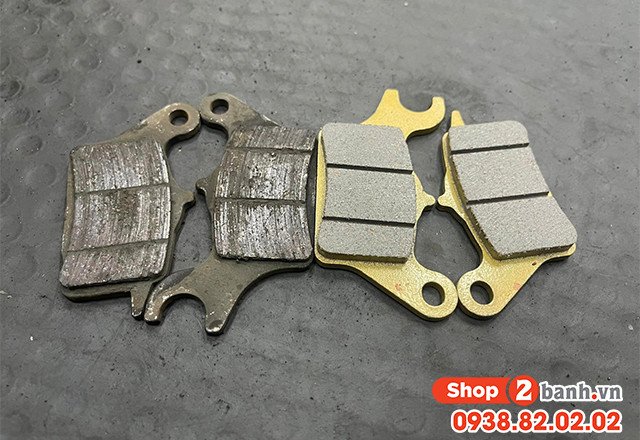Hình ảnh kiểm tra má phanh xe máy đang bị mòn
