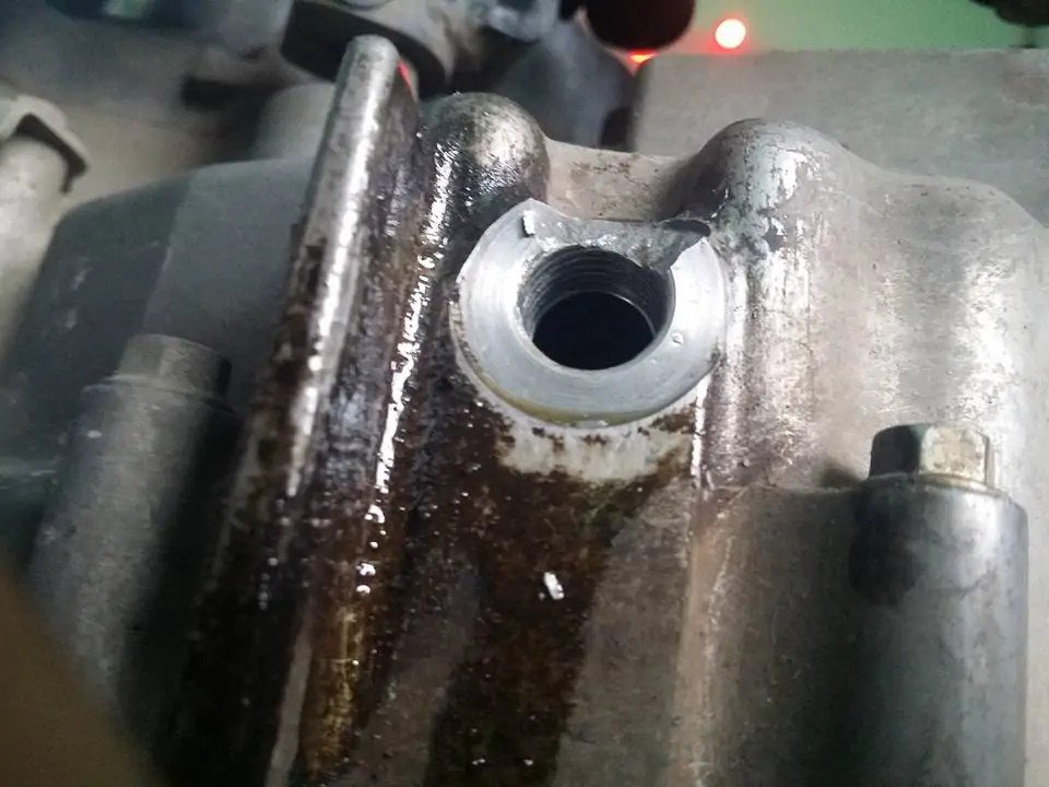 Hình ảnh kiểm tra ốc xả dầu nhớt trên xe máy bị rò rỉ