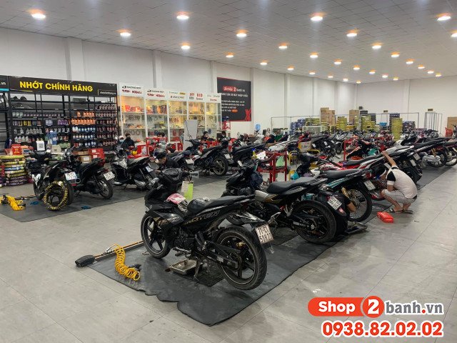 Hình ảnh kỹ thuật viên chuyên nghiệp đang kiểm tra và bảo dưỡng xe tay ga