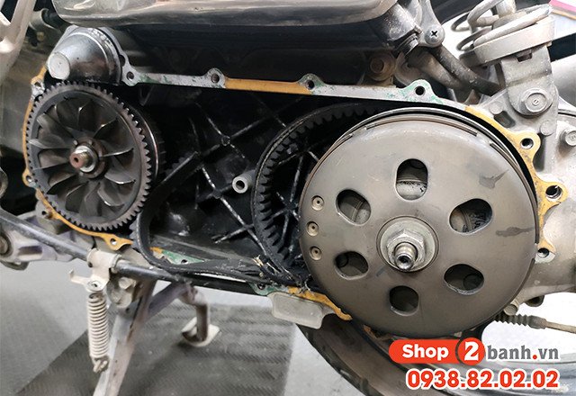 Hình ảnh kỹ thuật viên đang kiểm tra dây curoa xe tay ga