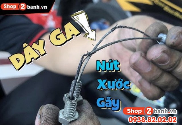 Hình ảnh kỹ thuật viên đang kiểm tra dây ga sau khi lắp đặt