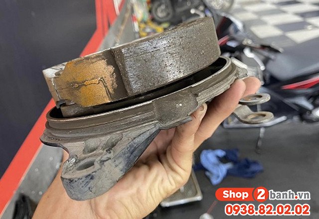 Hình ảnh kỹ thuật viên đang lắp đặt các chi tiết mới vào bánh xe máy