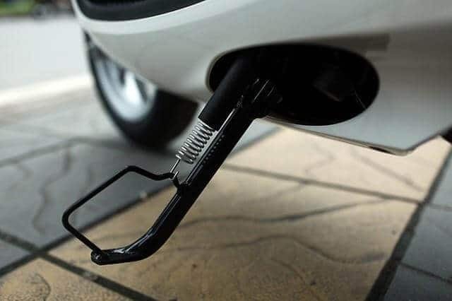 Hình ảnh kỹ thuật viên đang sạc lại bình ắc quy xe tay ga