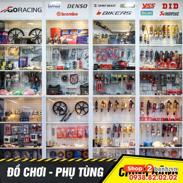 Hình ảnh kỹ thuật viên đang thao tác lắp ráp kẹp phanh xe máy