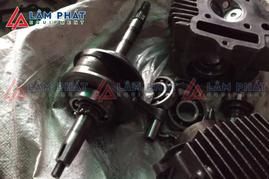 Hình ảnh kỹ thuật viên đang thực hiện thao tác ép dên trong quá trình sửa chữa động cơ