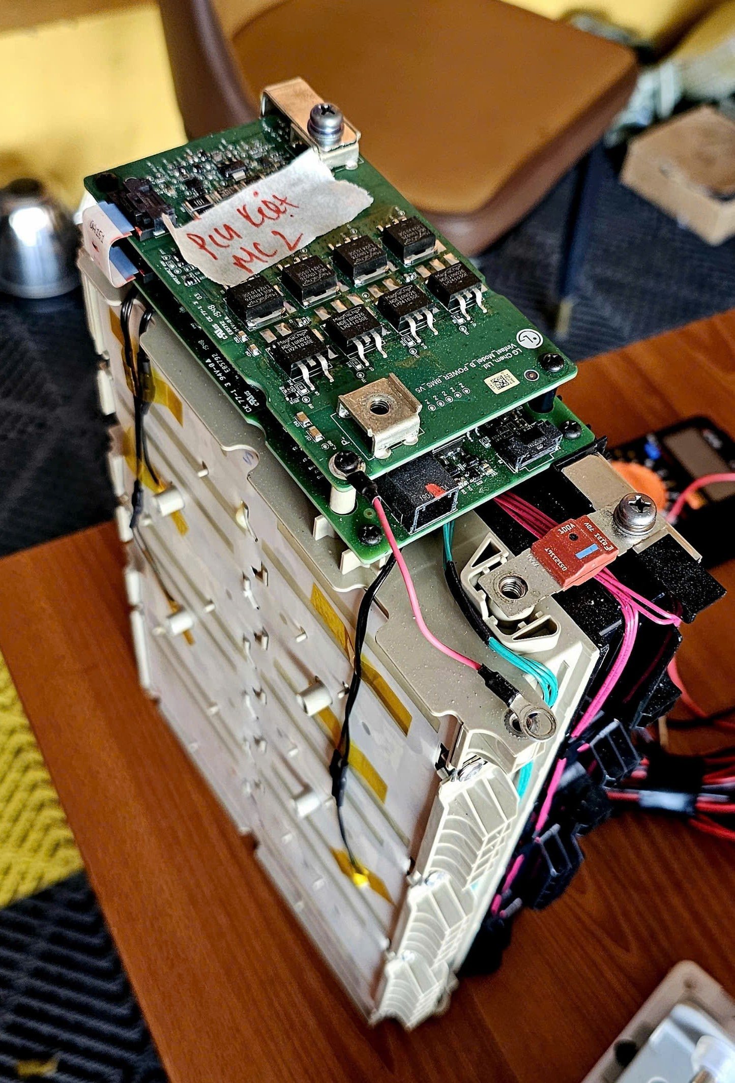 Hình ảnh kỹ thuật viên kiểm tra chi tiết các cell pin bên trong khối nguồn xe điện