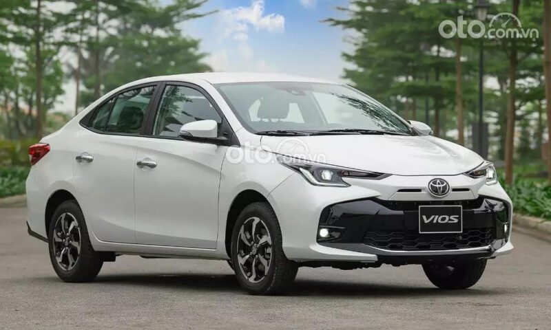 Hình ảnh logo Toyota trên một chiếc xe mới