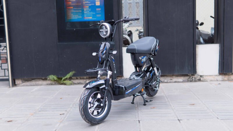 Hình ảnh lốp xe máy điện đang được thợ kiểm tra