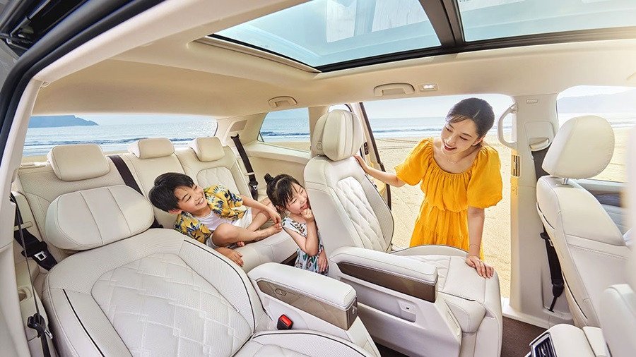 Hình ảnh mặt bên của chiếc Volkswagen Viloran với cấu hình 7 chỗ 2-2-3