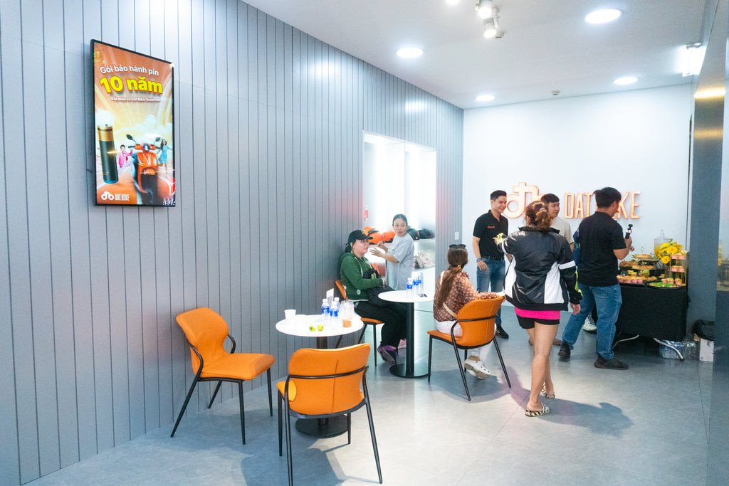 Hình ảnh mặt tiền cửa hàng với nhiều xe máy được trưng bày