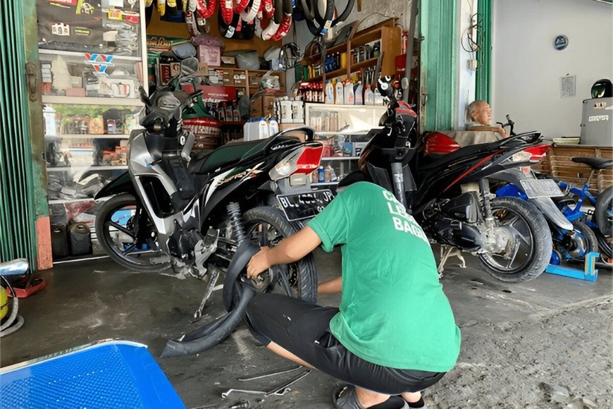 Hình ảnh mặt tiền của một cửa hàng phụ tùng xe máy lớn tại TP.HCM