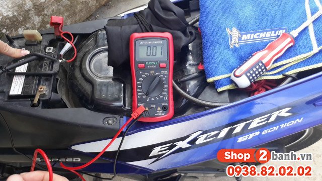 Hình ảnh minh họa bình ắc quy xe máy đang hoạt động