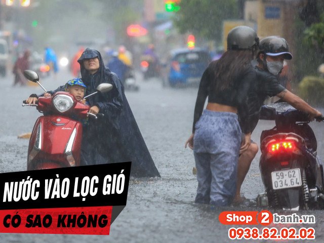 Hình ảnh minh họa bộ phận lọc gió xe máy bị ngấm nước, cho thấy tầm quan trọng của việc giữ khô ráo hệ thống hút gió